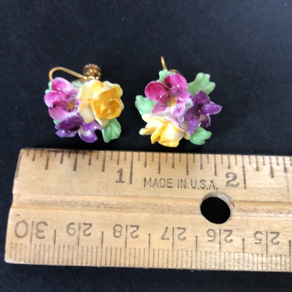 🖐 Painted Resin Flower Clip-on Screw-back Vintage Earrings Made in England - Picture 1 of 5